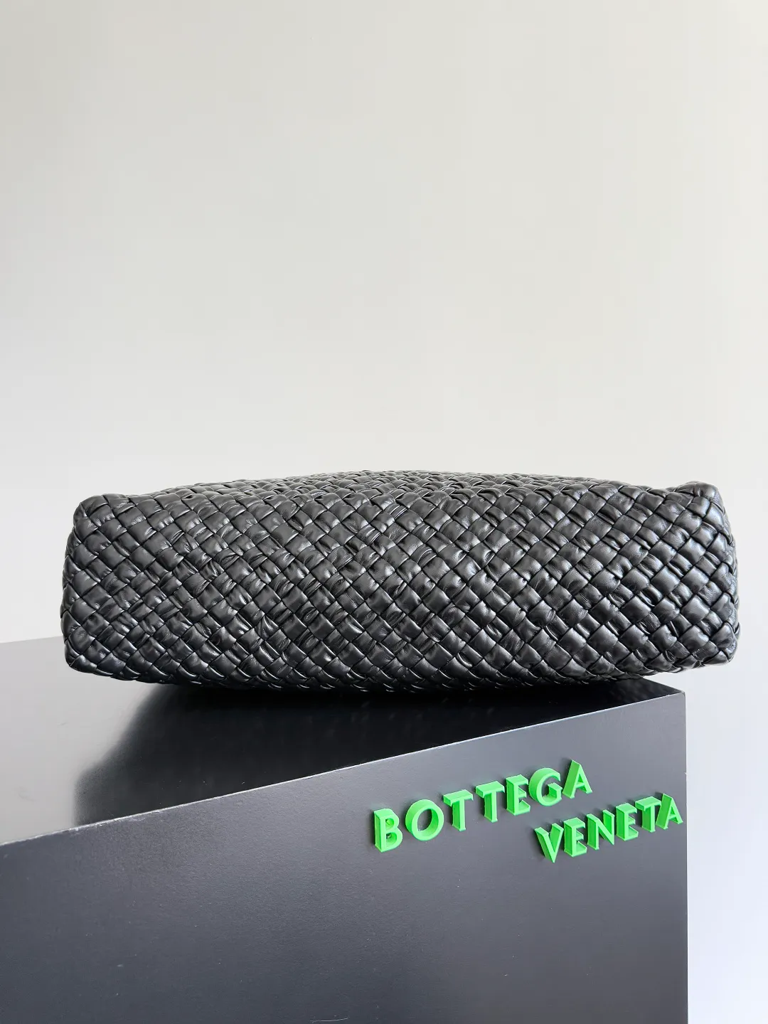 Batch 5760 BOTTEGA VENETA new product large Tosca Baci Baci means Kiss in Italian. Different from the previous Tosca style, this time the entire handbag presents a triangular shape design, and the handle is also designed with a single handle. The delicateness of each stitch of the craftsman's weaving, and the warmth of the handwork are like freshly baked bread! This is a bag that only experienced craftsmen can weave. The lightweight material and large capacity make it easy to carry whether you are an office worker or a student party😍Not only that, this bag is full of fashion, making you the center of attention whether it is a daily outing or an important occasion👀 Style number: 765373 Size: 46*34.5*13.5cm